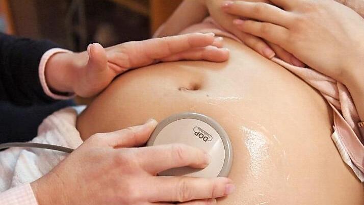 Längst zeichnet sich ab, dass in Kronach deutlich weniger Kinder zur Welt gebracht werden als noch in den Vorjahren. Dennoch stehe die geburtshilfliche Abteilung nicht zur Debatte, heißt es vonseiten der Helios-Frankenwaldklinik.  Symbolbild: Uli Deck/dpa