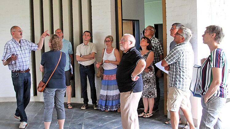 In der Friedhofshalle von Rannungen sind einige Ausbesserungsarbeiten  nötig. Davon überzeugte sich der Gemeinderat bei einem Ortstermin. Links : Bürgermeister Fridolin Zehner. Dieter Britz