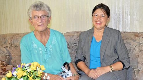Ruth Kolb (links) konnte an ihrem 85. Geburtstag zahlreiche Gl&uuml;ckw&uuml;nsche entgegennehmen. Unter den ersten Gratulanten war auch die zweite B&uuml;rgermeisterin von Kronach, Angela Hofmann.  Foto: K.- H. Hofmann