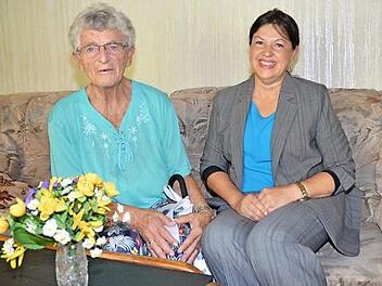 Ruth Kolb (links) konnte an ihrem 85. Geburtstag zahlreiche Glückwünsche entgegennehmen. Unter den ersten Gratulanten war auch die zweite Bürgermeisterin von Kronach, Angela Hofmann.  Foto: K.- H. Hofmann
