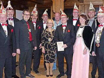 Die Geehrten der Faschingsgesellschaft Stadtsteinach (von links): Vorsitzender Hansi Hümmer, FVF-Bezirkspräsident Norbert Greger, Bürgermeister Roland Wolfrum, Senator Thomas Ramming, Volker Wochele, Monika Schiller, Stefan Hessner, Michael Martin, Uwe Hahn, Prinzessin Melissa I., Prinz Marcel I. und Präsident Andy Sesselmann Foto: Klaus-Peter Wulf