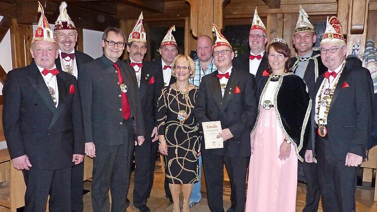 Die Geehrten der Faschingsgesellschaft Stadtsteinach (von links): Vorsitzender Hansi Hümmer, FVF-Bezirkspräsident Norbert Greger, Bürgermeister Roland Wolfrum, Senator Thomas Ramming, Volker Wochele, Monika Schiller, Stefan Hessner, Michael Martin, Uwe Hahn, Prinzessin Melissa I., Prinz Marcel I. und Präsident Andy Sesselmann Foto: Klaus-Peter Wulf