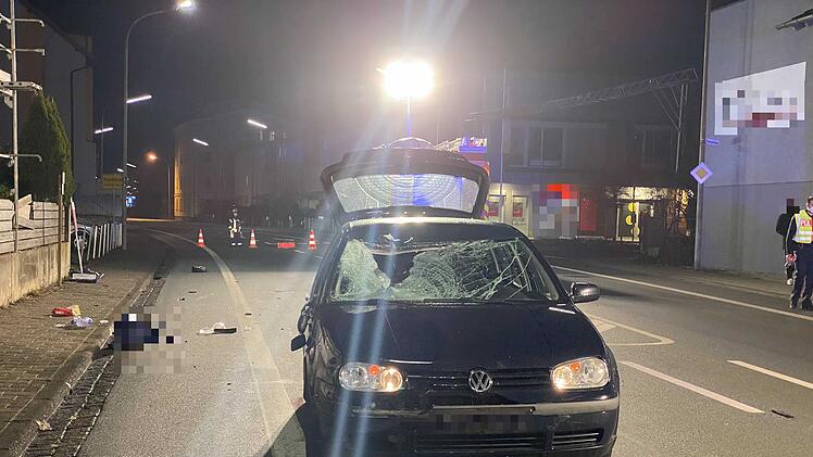 Auto erfasst P&auml;rchen und Hund