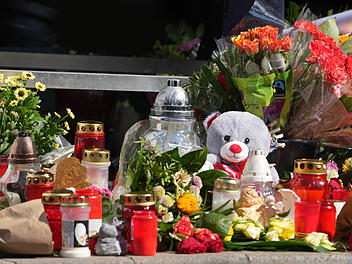 Stofftiere, Kerzen und Blumen wurden von Trauernden an der Tankstelle, wo die Tat geschah, niedergelegt.