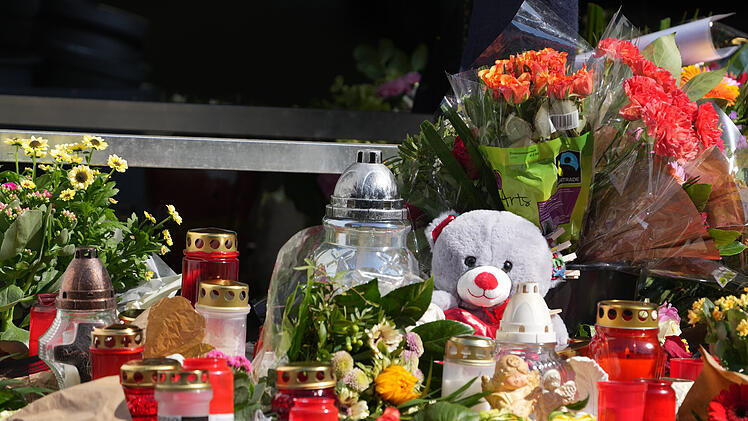 Stofftiere, Kerzen und Blumen wurden von Trauernden an der Tankstelle, wo die Tat geschah, niedergelegt.