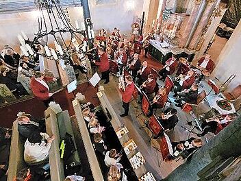 Valerij Efremov und Julian Neubrand als „Fröhliche Tenoristen“ begleitet vom Musikverein Kulmbach-Weiher.