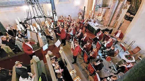 Valerij Efremov und Julian Neubrand als „Fröhliche Tenoristen“ begleitet vom Musikverein Kulmbach-Weiher.
