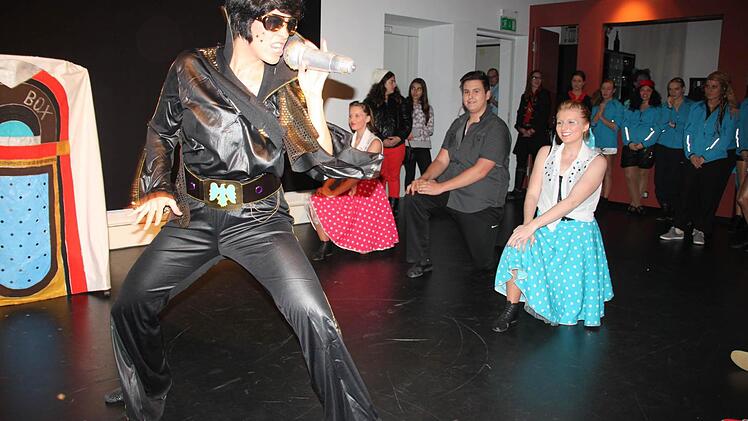 In die wilden 50er Jahre des vorigen Jahrhunderts entführten die "Flotten Feger" der Bayreuther Hexen. Auch ein Elvis-Double war zu Gange.