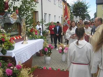 Schön geschmückt waren die Straßen in Teuschnitz und auch der zweite Altar. Foto: Paul Hader