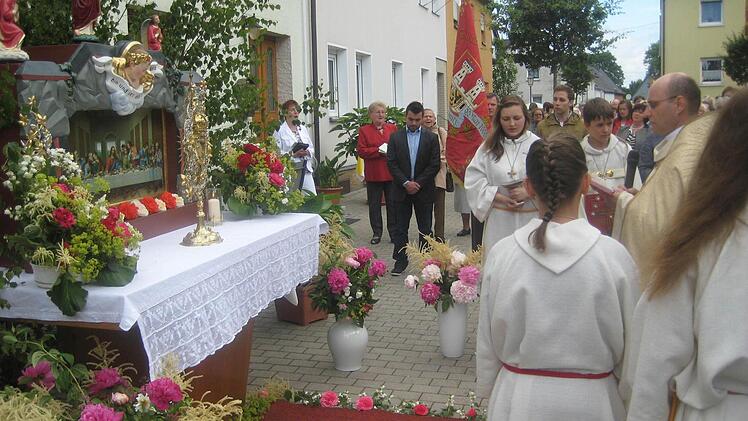 Schön geschmückt waren die Straßen in Teuschnitz und auch der zweite Altar. Foto: Paul Hader