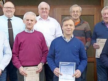 Die Geehrten im Überblick (hinten, v. l.): Roland Wich (Erster Vorsitzender), Gerhard Stumpf, Jürgen Hauck, Richard Wich; (vorne): Klaus Frisch, Josef Müller, Roland Wich, Joachim Ziegler Foto: privat