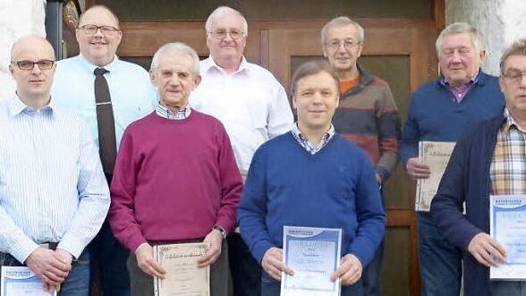 Die Geehrten im Überblick (hinten, v. l.): Roland Wich (Erster Vorsitzender), Gerhard Stumpf, Jürgen Hauck, Richard Wich; (vorne): Klaus Frisch, Josef Müller, Roland Wich, Joachim Ziegler Foto: privat