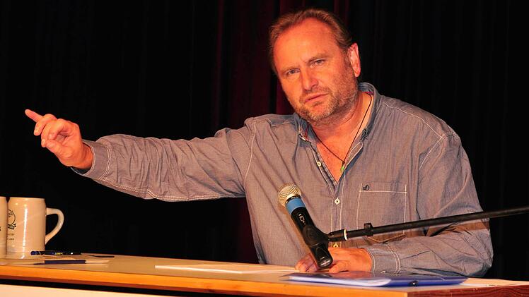 Helmut Vorndran stellte bei einer Lesung in der Rathaushalle in Haßfurt seinen neuesten, politischen und hochaktuellen Krimi "Habakuk" vor. Foto: Ulrike Langer