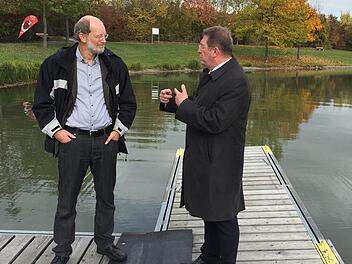 OB Henry Schramm (rechts) diskutiert mit dem Seen-Experten des Landesamts für Umweltschutz, Jochen Schaumburg, über die Algen-Problematik.