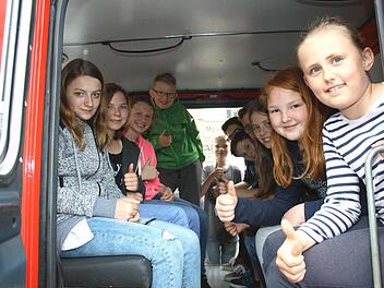 Die "Oberthereser Helden" kamen mit dem Feuerwehrauto zur Eröffnung der 72-Stunden-Aktion. Neben (von links) Lena, Vanessa, Denise, Max, Paul, Micelle, Dominik, Tim, Alexa, Luisa und Marina freuen sich auch alle anderen auf die anstehende Spielplatzrenovierung. Fotos: Ralf Naumann