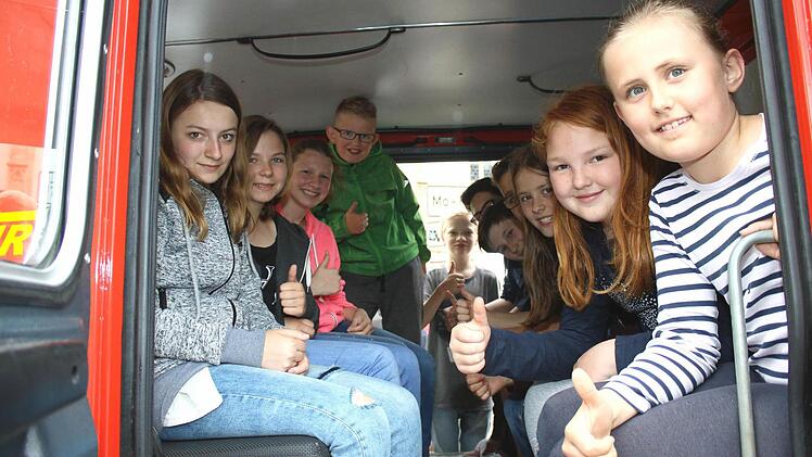 Die "Oberthereser Helden" kamen mit dem Feuerwehrauto zur Eröffnung der 72-Stunden-Aktion. Neben (von links) Lena, Vanessa, Denise, Max, Paul, Micelle, Dominik, Tim, Alexa, Luisa und Marina freuen sich auch alle anderen auf die anstehende Spielplatzrenovierung. Fotos: Ralf Naumann