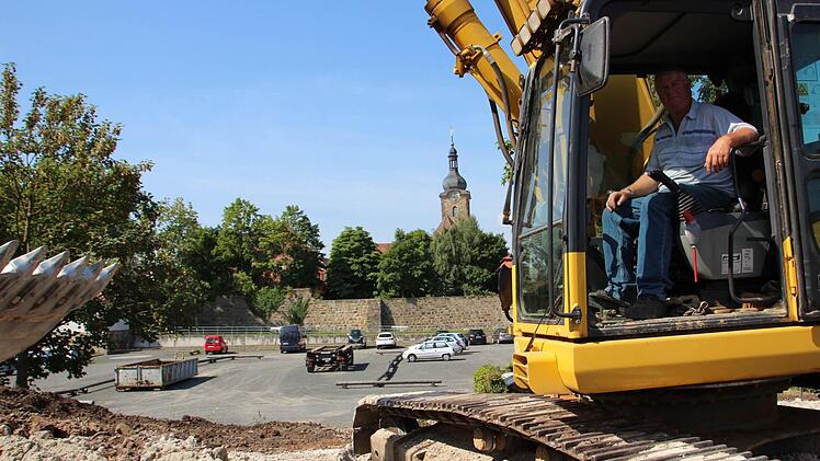 Bei der Beseitigung des Bahndamms vor drei Jahren entstand diese Aufnahme. Nun soll die dabei entstandene Brachfläche samt provisorisch angelegtem Weg ansprechend gestaltet werden. Foto: Archiv/Eckehard Kiesewetter