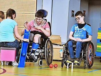 In der Halle der Schule am Hofgarten üben die Schüler Rollstuhl-Boccia. Foto: Gabi Arnold