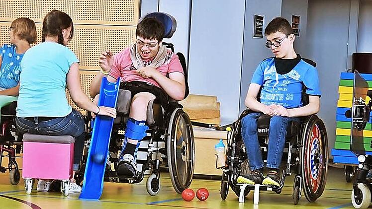 In der Halle der Schule am Hofgarten üben die Schüler Rollstuhl-Boccia. Foto: Gabi Arnold