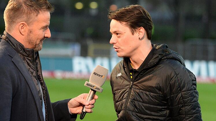 Bayreuths Trainer Marc Reinhardt im Interview mit Sport1-Moderator Martin Quast. Foto: Peter Mularczyk