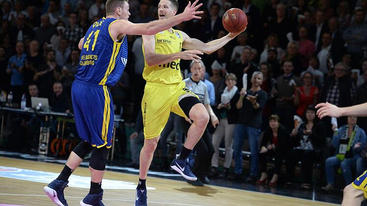 Nate Linhardt (rechts) wird von Brian Qvale abgeschirmt. Foto: Peter Mularczyk