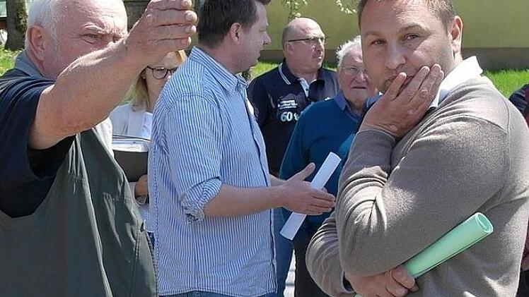 "Dort soll ein Mast hin", erklärt Fritz Ruppert dem CSU-Landtagsabgeordneten Jürgen Baumgärtner.