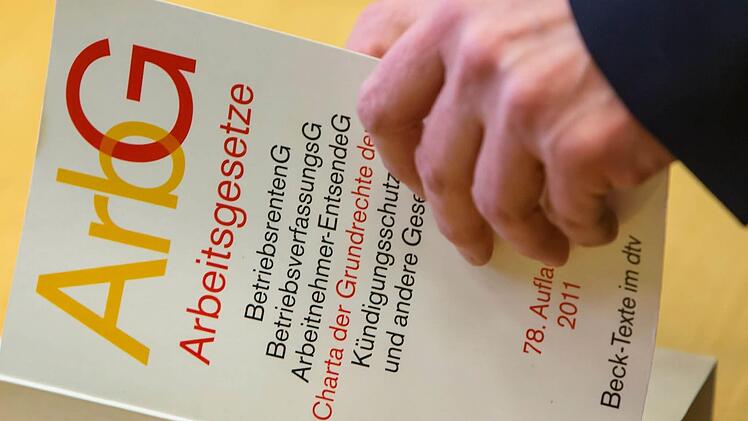 Am Dienstag treffen sich der gekündigte Stadtsteinacher Mesner Andreas Dremer und die Pfarrgemeinde zur mündlichen Verhandlung vor dem Arbeitsgericht Bayreuth. Foto: Michael Reichel/dpa