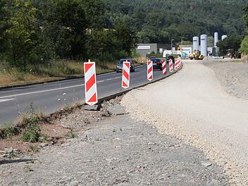 Der Rhönexpress-Bahnradweg ist für die Asphaltierung vorbereitet. Platz für einen Grünstreifen zwischen Umgehungsstraße und Radweg ist nicht erkennbar. Foto: Ulrike Müller