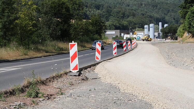 Der Rhönexpress-Bahnradweg ist für die Asphaltierung vorbereitet. Platz für einen Grünstreifen zwischen Umgehungsstraße und Radweg ist nicht erkennbar. Foto: Ulrike Müller