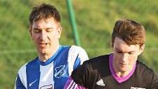 Der Lettenreuther Tim Russwurm (links) attackiert den ballführenden Obermainer Kapitän Oliver Thein. Foto: Gunther Czepera