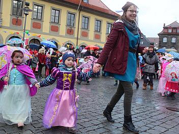 Der 25. Rosenmontagsumzug endete wieder auf dem Lichtenfelser Marktplatz. Fotos: Markus Häggberg