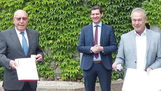 Dominik Sauerteig (Mitte) dankt Heinrich G. Bender (Zweiter von links) und Frank Rebhan (Zweiter von rechts) f&uuml;r ihre langj&auml;hrige T&auml;tigkeit im Verwaltungsrat der Sparkasse.  Foto: Jana Lindner-Okrusch