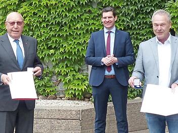 Dominik Sauerteig (Mitte) dankt Heinrich G. Bender (Zweiter von links) und Frank Rebhan (Zweiter von rechts) für ihre langjährige Tätigkeit im Verwaltungsrat der Sparkasse.  Foto: Jana Lindner-Okrusch