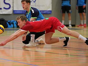 Bälle spektakulär vom Boden zu kratzen ist eine der Spezialitäten von Lukas Greinwald, dem Libero der Hammelburg Volleys. Foto: Jens Feistel