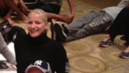 Trotz der Umstände haben die beiden ein Lachen für die Kamera übrig.