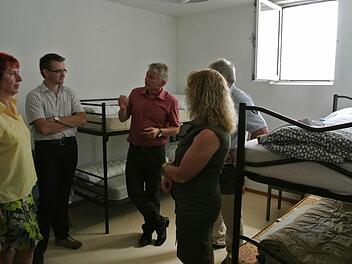 Bernd Veitengruber (Mitte) erklärt den Kreisräten die Verhältnisse in der neuen Unterkunft für Wohnungslose in der Kreisstadt Haßfurt.Fotos: Brigitte Krause