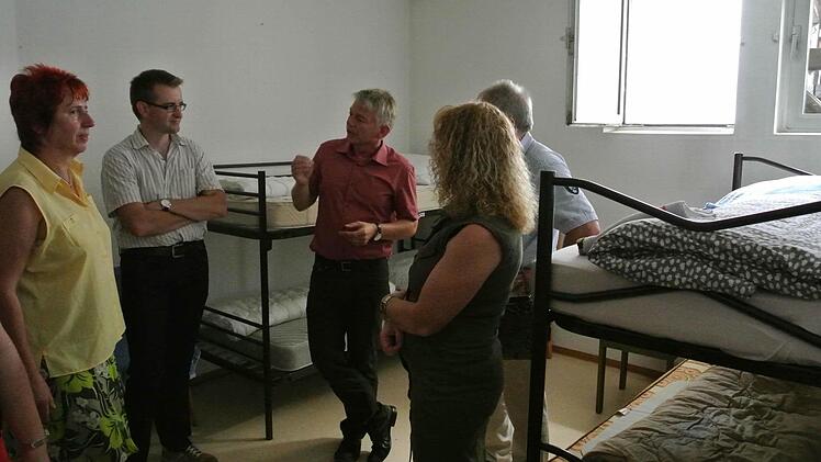 Bernd Veitengruber (Mitte) erklärt den Kreisräten die Verhältnisse in der neuen Unterkunft für Wohnungslose in der Kreisstadt Haßfurt.Fotos: Brigitte Krause