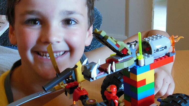 Lukas (7) hat uns ein Multifunktinsauto gebaut. Foto: Familie Will