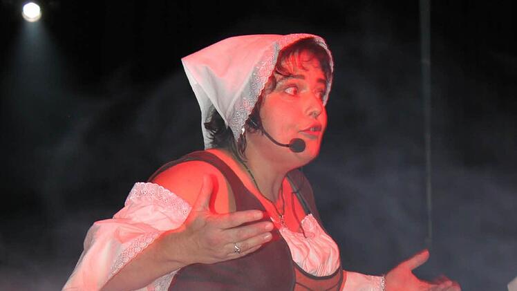 ... die Darstellerin Ines Pechtold in ihrer Rolle.