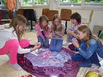 Auch (von links) Sofia, Lara, Constanze, Katrin und Katharina hatten viel Spaß beim MFM-Workshop. Foto: Heike Schülein