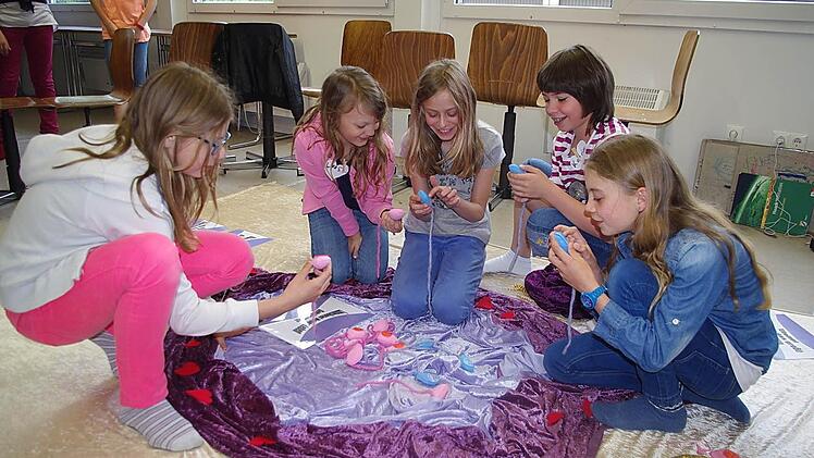 Auch (von links) Sofia, Lara, Constanze, Katrin und Katharina hatten viel Spaß beim MFM-Workshop. Foto: Heike Schülein