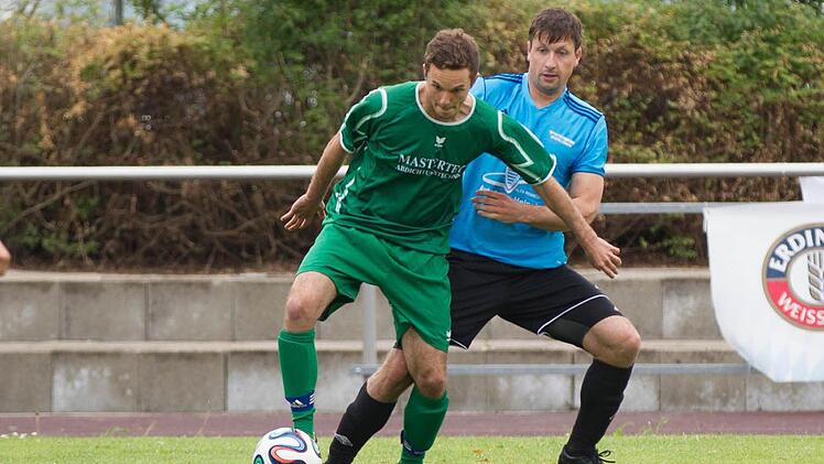Gegen den FC Viereth, hier ein Spieler am Ball, behielten die Redwitzer mit 3:0 die Oberhand. Foto: Heinrich Weiß