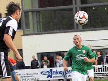 Maß genommen: Peter Heyer (l.) erzielt per Kopf das 2:0 für den FC Sand.  Foto: Günther Geiling