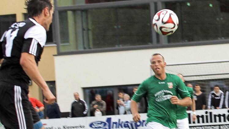 Maß genommen: Peter Heyer (l.) erzielt per Kopf das 2:0 für den FC Sand.  Foto: Günther Geiling