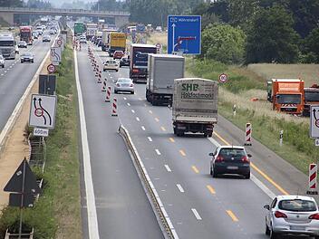 Noch heute und morgen signalisiert der rote Balken auf dem blauen Schild, dass die Ausfahrt Baiersdorf-Nord gesperrt ist. Im Laufe des Donnerstags wird die Ausfahrt dann wieder befahrbar sein. Foto: Ekkehard Roepert