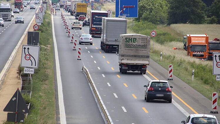 Noch heute und morgen signalisiert der rote Balken auf dem blauen Schild, dass die Ausfahrt Baiersdorf-Nord gesperrt ist. Im Laufe des Donnerstags wird die Ausfahrt dann wieder befahrbar sein. Foto: Ekkehard Roepert
