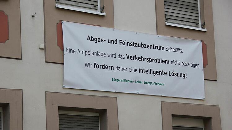 An den Häusern entlang der Hauptstraße hängen Protestplakate Foto: Sebastian Martin