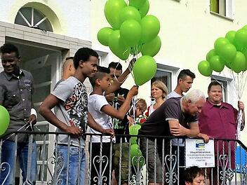 Rund 1000 unbegleitete Flüchtlinge müssen derzeit in Oberfranken betreut werden. Bei einem Nachbarschaftsfest in Burgkunstadt, Landkreis Lichtenfels, erhielten sie grüne Luftballons als Zeichen der Hoffnung. Foto: Fritz Glock