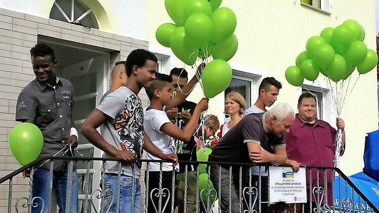 Rund 1000 unbegleitete Flüchtlinge müssen derzeit in Oberfranken betreut werden. Bei einem Nachbarschaftsfest in Burgkunstadt, Landkreis Lichtenfels, erhielten sie grüne Luftballons als Zeichen der Hoffnung. Foto: Fritz Glock