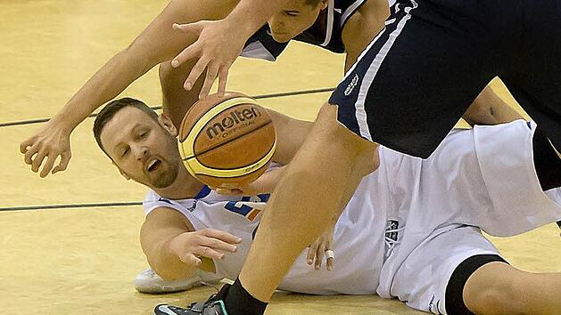 Das Foto t&auml;uscht! Der BBC lag gegen Post N&uuml;rnberg keinesfalls am Boden. Die Coburger siegten deutlich mit 106:65. Foto: Albert H&ouml;chst&auml;dter
